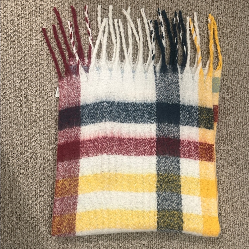 BP scarf with pockets 👀